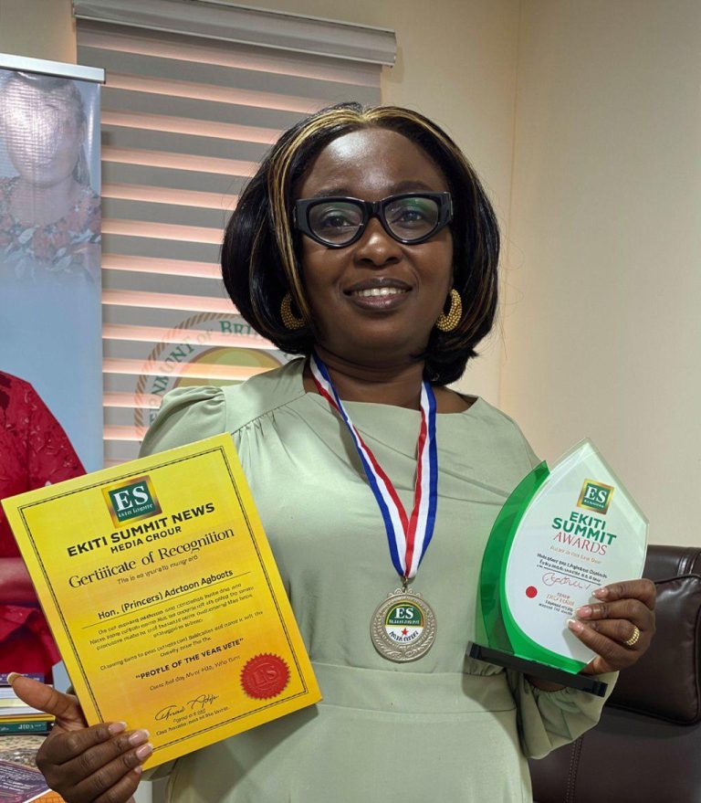 EKITI SUMMIT NEWS HONOURS HON. PRINCESS ADETOUN AGBOOLA WITH PUBLIC SERVICE MODEL OF THE YEAR AWARD